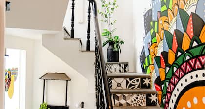 Room 2-Chill in SG, 120' projector, 2mins to District.1