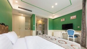 A hotel room with a bed, a desk, a chair, a television, and a wardrobe. - Xiying Hotel (Ranjiaba Subway Station) (Chongqing)