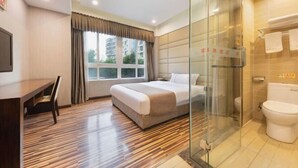 A hotel room with a bed, a desk, a chair, a shower, and a toilet. - Xiying Hotel (Ranjiaba Subway Station) (Chongqing)
