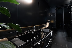 Monolocale, balcone | Bagno | Asciugamani, sapone, shampoo, carta igienica