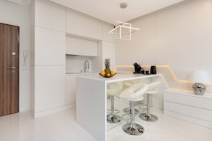 Monolocale, balcone | Cucina privata | Frigorifero, piano cottura, lavastoviglie, bollitore elettrico