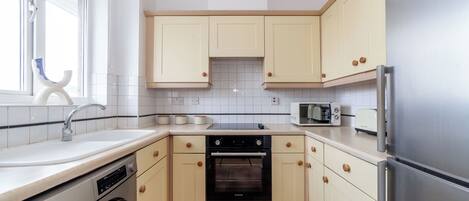 Apartment, 1 Bedroom | Private kitchen | Fridge, microwave, oven, stovetop