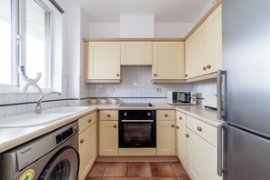 Appartement, 1 chambre | Cuisine privée | Réfrigérateur, micro-ondes, four, plaque de cuisson