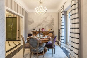 Frokost med lokale retter hver dag (EUR 20 per person)