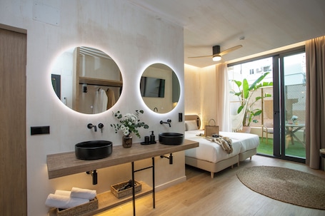 Twin Room | Desk, laptop workspace, iron/ironing board, free WiFi