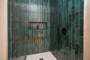 Chambre double | Salle de bain | Douche, séchoir à cheveux, serviettes fournies, savon