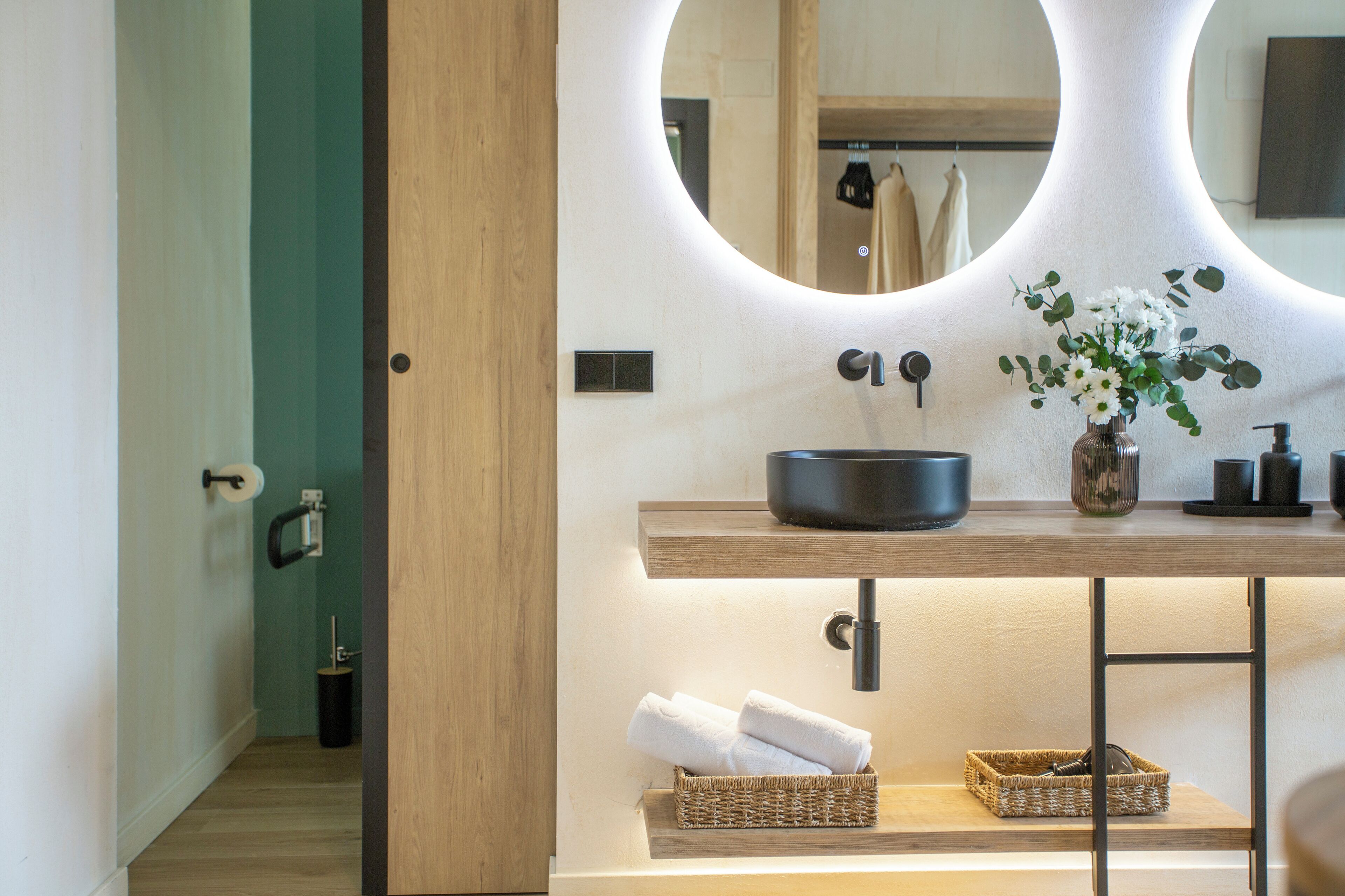 Twin Room | Bathroom | Shower, hair dryer, towels, soap