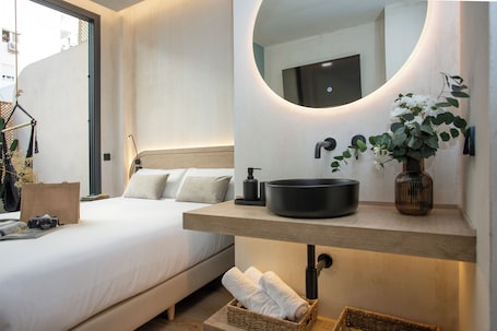 Escritorio y espacio para trabajar con laptop