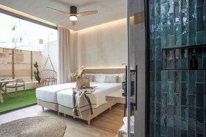 Twin Room | Desk, laptop workspace, iron/ironing board, free WiFi