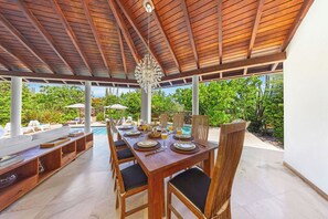 Outdoor dining - Sunny Oasis | Outdoor Living w/ Pool by LUCHA (Babijn)