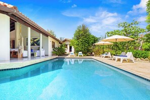 Pool - Sunny Oasis | Outdoor Living w/ Pool by LUCHA (Babijn)
