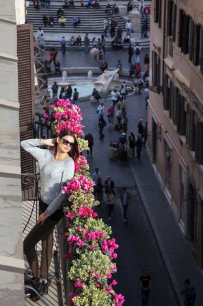 Desk, free cots/infant beds, free WiFi, bed sheets