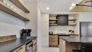 Réfrigérateur, four à micro-ondes, un four, surface de cuisson