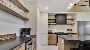 Frigorífico, microondas, horno y placa de cocina