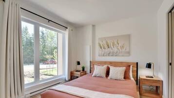 3 bedrooms, desk, WiFi, bed sheets