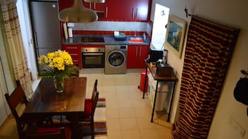 Huis | Privékeuken | Een koelkast, een oven, een kookplaat, een waterkoker