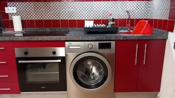 Huis | Privékeuken | Een koelkast, een oven, een kookplaat, een waterkoker