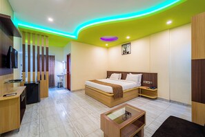 Tallelokero huoneessa, pimennysverhot, äänieristys, silitysrauta/-lauta