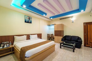 Tallelokero huoneessa, pimennysverhot, äänieristys, silitysrauta/-lauta