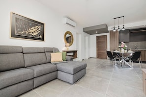 Smart TV - Escape to our cozy two-bedroom apartment in the heart of Mellieħa, Malta! (Il-Mellieħa)