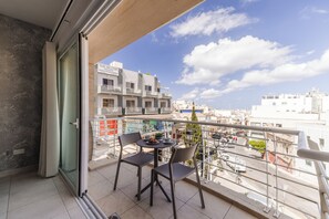 Outdoor dining - Enjoy peace in Mellieha's city heart!<br><br>The Apartment has a living room/kitchen (Il-Mellieħa)