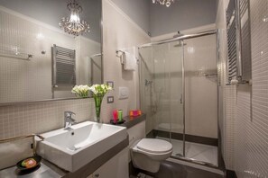 Shower, hair dryer, towels, soap - The Inn at the Spanish Steps Exclusive Collection - Carrozze A2 B5 B6 (Rome)