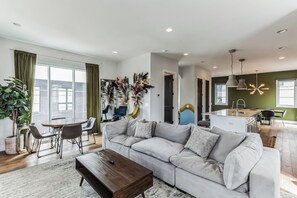 Stadtwohnung, Mehrere Betten, Kamin, Stadtblick (The Luxurious Champagne Cowboy) | Wohnbereich | 42-Zoll-Flachbildfernseher mit Digitalempfang, Kamin