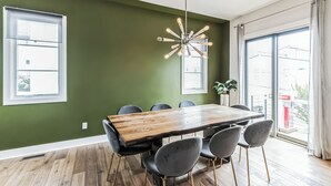 Townhouse, flere senger, peis, byutsikt (The Luxurious Champagne Cowboy) | Spiseområde