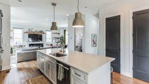 Townhouse, flere senger, peis, byutsikt (The Luxurious Champagne Cowboy) | Eget kjøkken