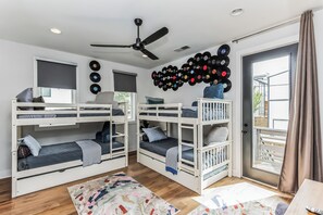 Stadtwohnung, Mehrere Betten, Kamin, Stadtblick (The Luxurious Champagne Cowboy) | 3 Schlafzimmer, individuell dekoriert, individuell eingerichtet