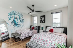 Maison mitoyenne, plusieurs lits, cheminée, vue ville (The Luxurious Champagne Cowboy) | 3 chambres, décoration personnalisée, ameublement personnalisé, bureau