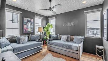 Casa de ciudad, varias camas, chimenea, vista a la ciudad (The Luxurious Champagne Cowboy) | Área de sala de estar | Televisión de pantalla plana de 42 pulgadas con canales digitales