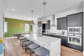 Maison mitoyenne, plusieurs lits, cheminée, vue ville (The Luxurious Champagne Cowboy) | Cuisine privée | Réfrigérateur, micro-ondes, four, plaque de cuisson