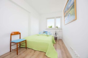 2 bedrooms, iron/ironing board, travel cot, WiFi