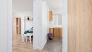 A modern apartment with a living area, kitchen, and dining space. - Air-conditioned Apartment | Close to the Royal Baths (Warszawa)