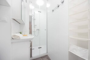 Douche, sèche-cheveux, serviettes fournies, shampoing