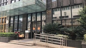 A modern building with a glass entrance and a sign indicating it is a 5-star hotel. - City Tribe Apartment (Nanjing Kairun Jincheng) (Nanjing)