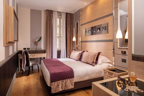 A hotel room with a bed, bedside table, desk, chair, and a mirror. - The Inn at the Spanish Steps Luxury Collection - Mario de' Fiori Home (Rome)