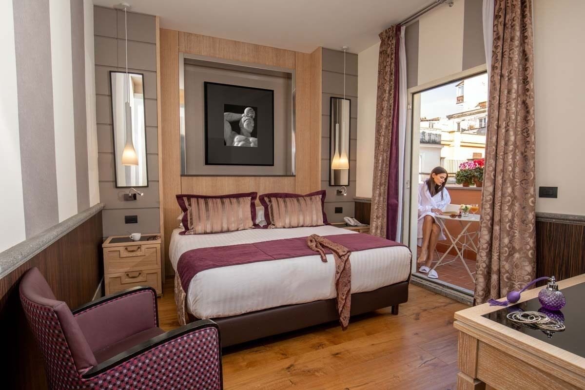 Town House | Tallelokero huoneessa, työpöytä, vuodevaatteet