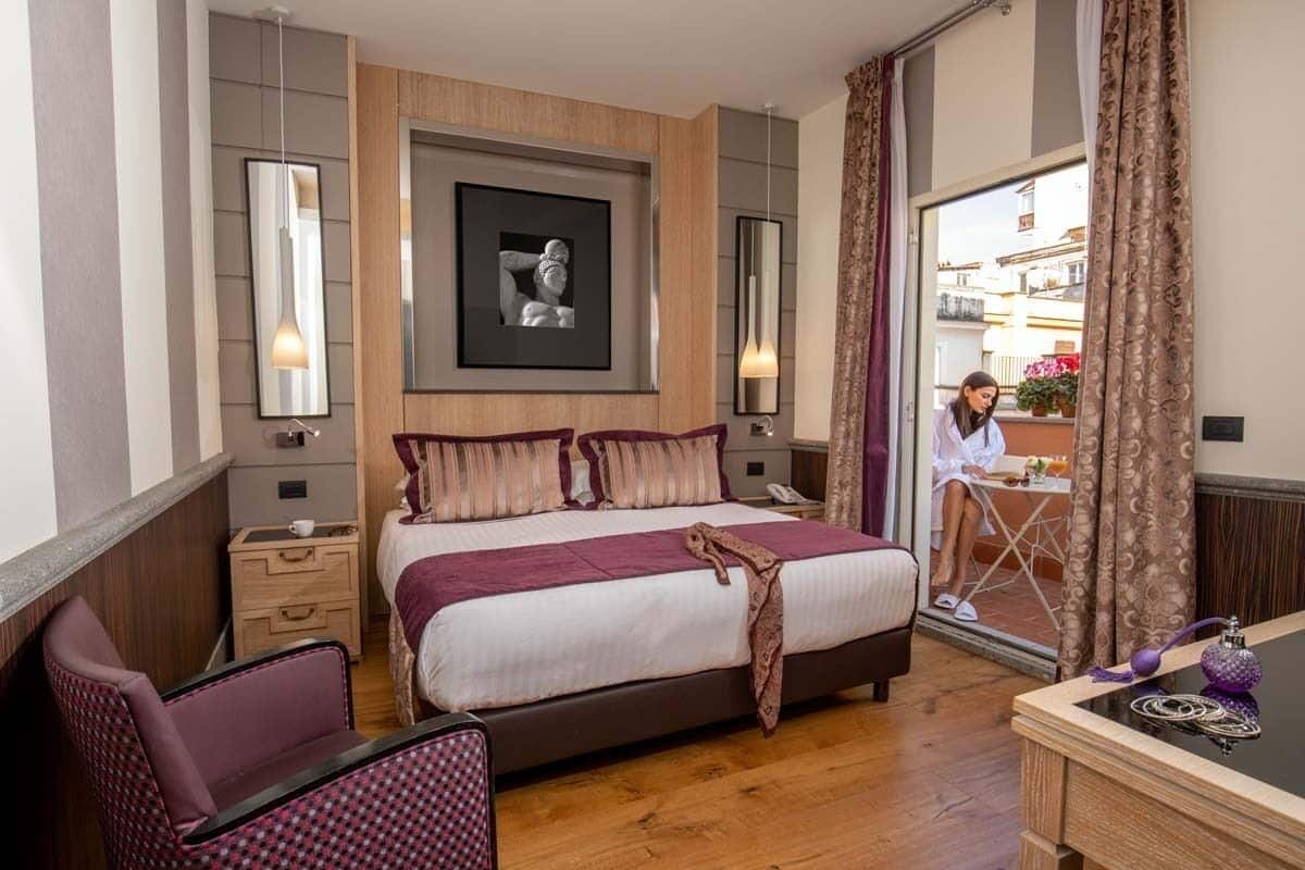 Town House | Tallelokero huoneessa, työpöytä, vuodevaatteet