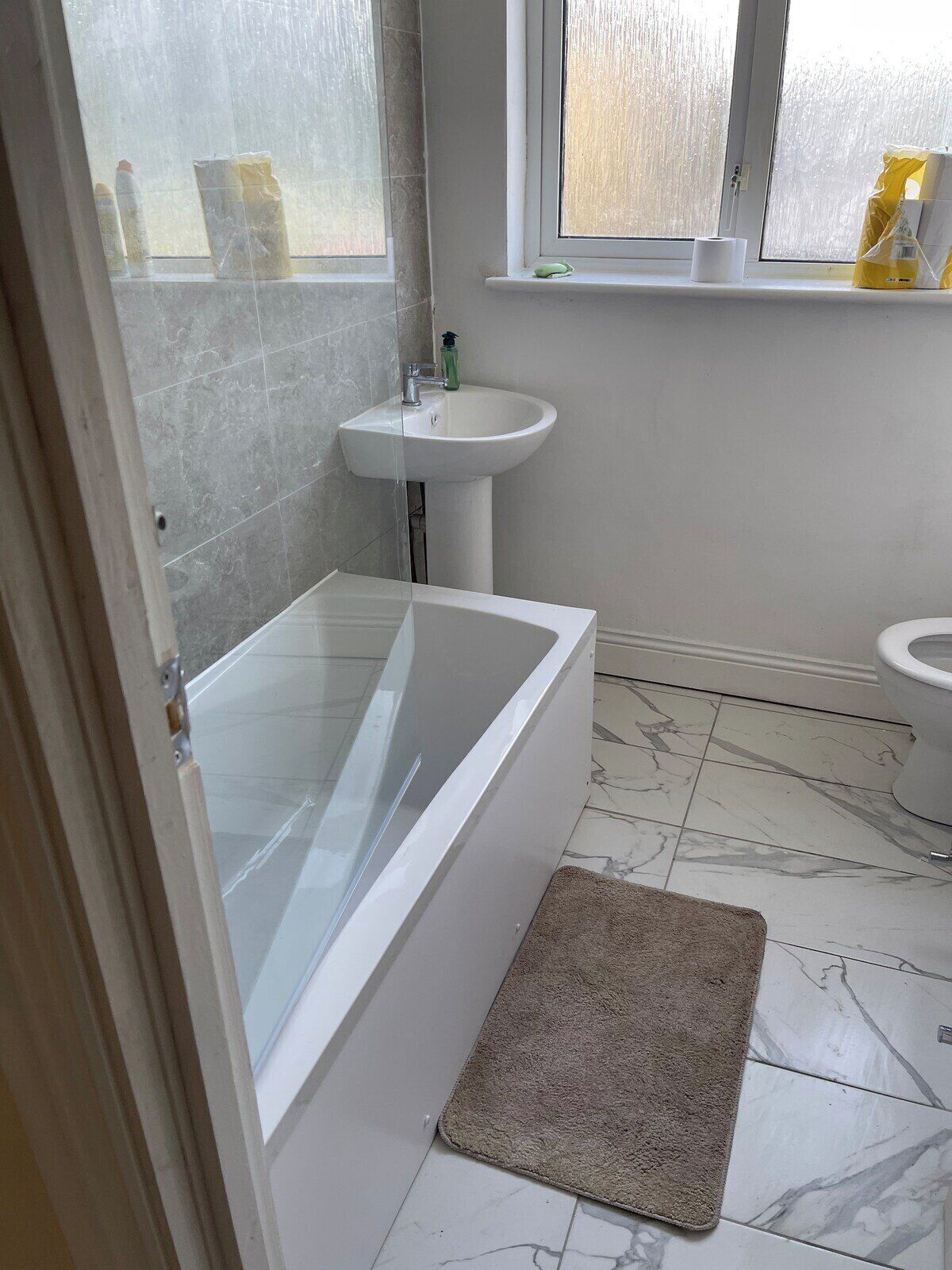 Hus | Badeværelse | Kombination af bruser/badekar, dybe badekar, hårtørrer, håndklæder