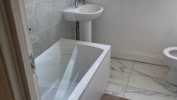 Hus | Badeværelse | Kombination af bruser/badekar, dybe badekar, hårtørrer, håndklæder