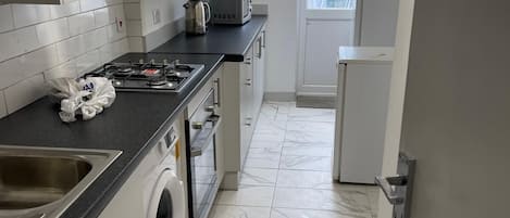 Maison | Cuisine privée | Réfrigérateur, four à micro-ondes, un four, surface de cuisson