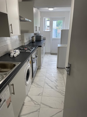 獨棟房屋 | 私人廚房 | 電冰箱、微波爐、烤箱、爐台