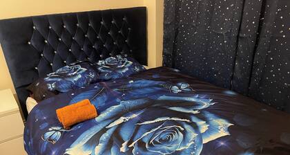 4 Beds, Sleeps 15, Near Lcy Airport & Excel London