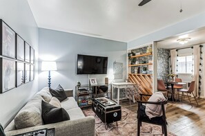Studio, 1 grand lit et 1 canapé-lit, cuisine, vue ville (Hillview Haven) | Coin séjour | Télévision à écran plat de 42 pouces avec chaßnes numériques
