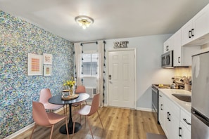 Studio - 1 queensize-säng med bäddsoffa - kök - utsikt mot staden (Hillview Haven) | Eget kök | Kylskåp, mikrovågsugn, ugn och spishäll