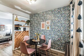 Studio, 1 grand lit et 1 canapé-lit, cuisine, vue ville (Hillview Haven) | Restauration