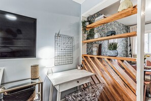 Studio - 1 queensize-säng med bäddsoffa - kök - utsikt mot staden (Hillview Haven) | Interiör