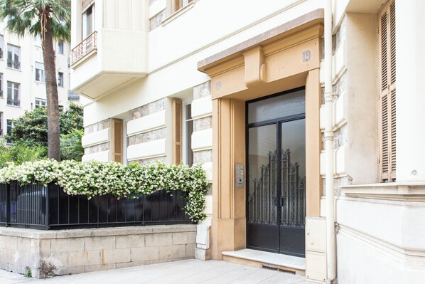 Exterior detail - PRETTY 2 ROOMS CLOSE TO ALL AMENITIES (Nice)